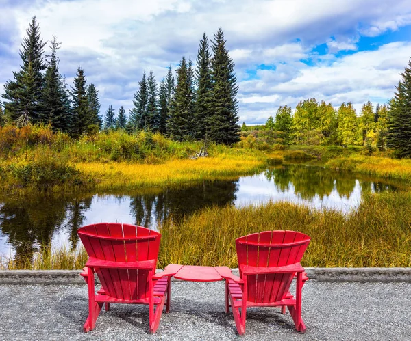 Rustig Meer Omgeven Door Droog Geel Gras Twee Rode Ligstoelen — Stockfoto