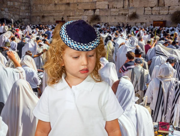 Malý Židovský Chlapec Kudrlinkami Jarmulce Požehnání Cohenima Židé Modlí Západní — Stock fotografie