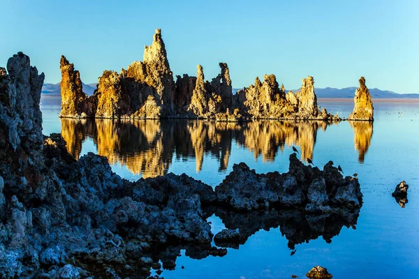 Pittoresco Lago Mono California Buonasera Tramonto Colonne Resti Tufo Riflettono — Foto Stock