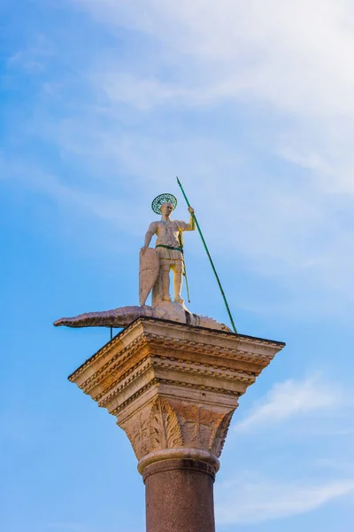 San Marco Katedrális Velence Védőszentjének Temploma Oszlop Tetejét Szobor Díszíti — Stock Fotó