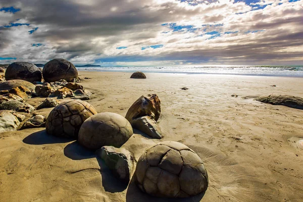 Enormes Pedras Redondas Misteriosas Moeraki Seus Restos Mortais Uma Praia — Fotografia de Stock
