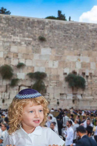Krásný Blonďatý Chlapec Modrýma Očima Lebce Podzimní Židovský Svátek Sukkot — Stock fotografie