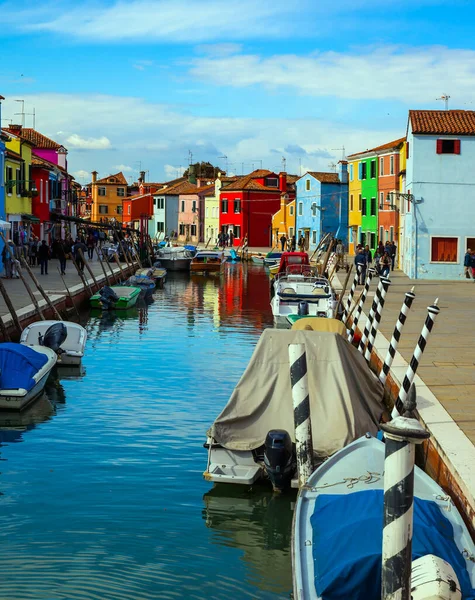 ヴェネツィアの近くのブラノ島 朝の太陽に照らされた色鮮やかな建物 運河のほとりにはボートが停まっています 写真観光の概念 — ストック写真