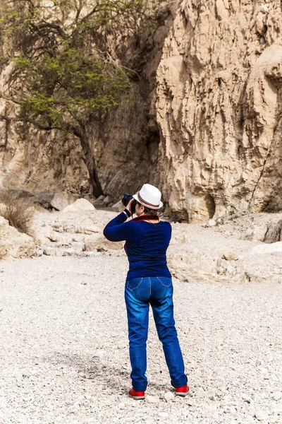 Smukła Starsza Kobieta Dżinsach Kapelusz Fotografujący Kanion Kamienny Kanion Górach — Zdjęcie stockowe