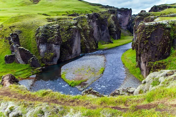 Cañón Más Hermoso Misterioso Islandia Fyadrarglyufur Canyon Acantilados Escarpados Están — Foto de Stock