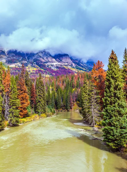 Prachtige Herfst Rockies Canada Weelderige Wolken Vliegen Door Lucht Pittoreske — Stockfoto