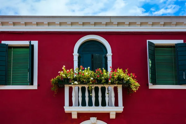 Den Lilla Pittoreska Burano Nära Venedig Fasad Ett Vackert Hallonfärgat — Stockfoto