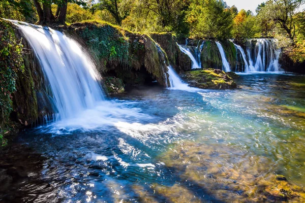 シュレンツカ川の滝の壮大なカスケード 小さなクロアチア人の町スランジ 天気のいい日だ 生態学的 積極的かつ写真観光の概念 — ストック写真