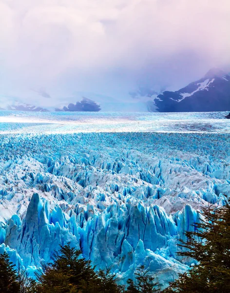 积极和极端旅游的概念 位于巴塔哥尼亚Los Glaciares国家公园的壮观冰川Perito Moreno — 图库照片