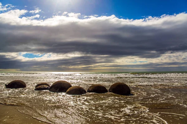 Moeraki Findlinge Die Ozeanflut Setzt Ein Gruppe Großer Runder Felsbrocken — Stockfoto
