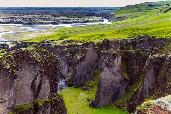 Misterioso Cañón Islandia Fyadrarglyufur Islandia Día Verano Acantilados Cubiertos Musgo — Foto de Stock