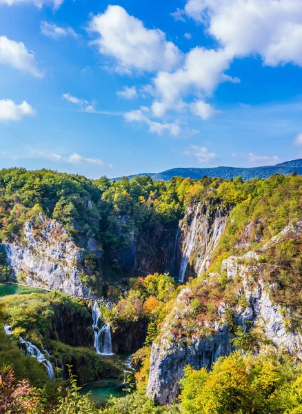 在一个阳光灿烂温暖的日子里 克罗地亚的普里维切湖 岩溶洞穴和几个瀑布 生态旅游和积极旅游的概念 — 图库照片