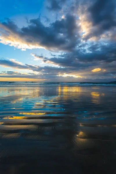 早上平静 轻风在水中造成小波纹 新西兰 太平洋海岸 艺术摄影的概念 艺术风格的明信片 生态和摄影旅游的概念 — 图库照片