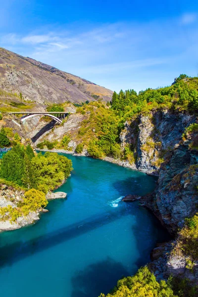 Ponte Velha Sobre Rio Kamarau Água Rio Verde Brilhante Incríveis — Fotografia de Stock