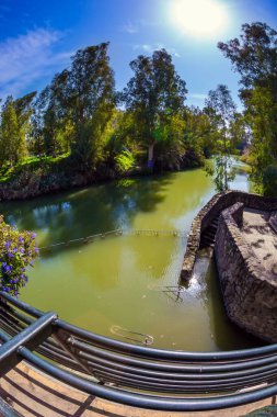 Güzel güneşli bir gün. Sembolik vaftiz yeri yürüyüş yollarıyla donatılmıştır. Ürdün Nehri 'nin Galilee Gölü' nden çıkışı. Yardenit, İsrail. Dini, etnografik ve fotoğraf turizmi kavramı
