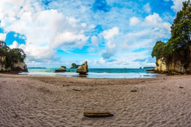  Kuzey Adası, Yeni Zelanda. Gün batımında Coromandel Yarımadası 'ndaki Katedral Koyu' nda. Akşam gelgiti başlıyor. Kumlu bir sahilde resim gibi kayalar. Egzotik, ekolojik ve fotoğraf turizmi kavramı