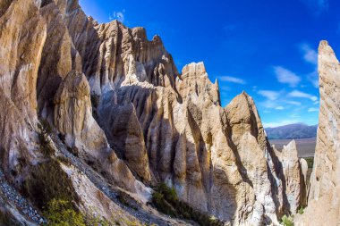  Gün batımı. Muazzam kil, kil kayalıkları dar vadilerle ayrılmış. Yeni Zelanda. Egzotik, aşırı, doğal ve fotoğraf turizmi kavramı