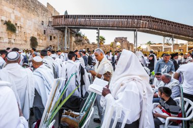 JERUSALEM, ISRAEL - 26 Eylül 2018: Yahudi duaları beyaz Talit 'e sarılı. Cohanim 'in kutsaması. Batı Duvarı 'nda dokunaklı bir tören. Hac kavramı 