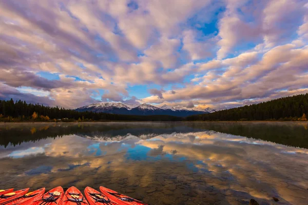 Majestátní Jezero Patricia Úsvitu Sportovní Lodě Červenou Kánoí Suší Jezera — Stock fotografie