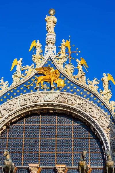 マルコ大聖堂 ビザンツ様式の建築の傑作 ペディメントは黄金の翼のライオンで飾られています ヴェネツィアの紋章 文化写真観光の概念 — ストック写真