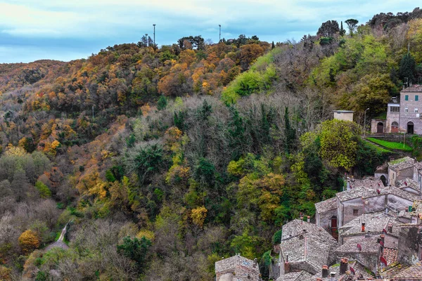 Steile Berghänge Mit Herbstwald Bewachsen Ziegeldächer Von Häusern Enge Gassen — Stockfoto