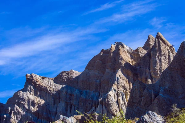 新西兰 锯齿状的尖尖尖和山脊被狭窄的峡谷隔开 Clay Cliffs 日落了壮丽的天然土地形成 自然和摄影旅游的概念 — 图库照片