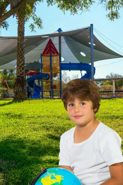 Knappe Charmante Jongen Met Een Wereldbol Achtergrond Gezellige Veilige Kinderspeelplaats — Stockfoto