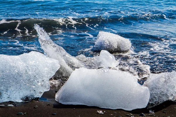 Ocean Surf Przynosi Kry Lodowe Słynna Icelandyjska Czarna Piaszczysta Plaża — Zdjęcie stockowe