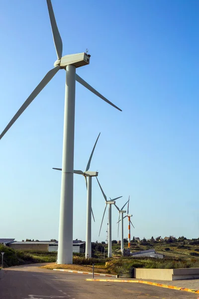 電気エネルギーを生成するための近代的な機器 現代の風車 ギルボア山アスファルト高速道路 風力発電機 風力発電所 イスラエルだ 写真観光と環境保護の概念 — ストック写真