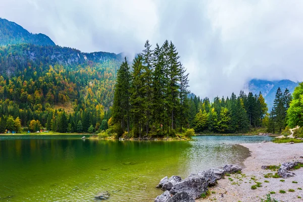 Adorabile Lago Montagna Del Predil Italia Piccola Isola Nel Lago — Foto Stock