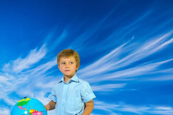 Arkaplan Mavi Gökyüzü Işık Bulutları Kıvırcık Mavi Gözlü Bir Çocuk — Stok fotoğraf