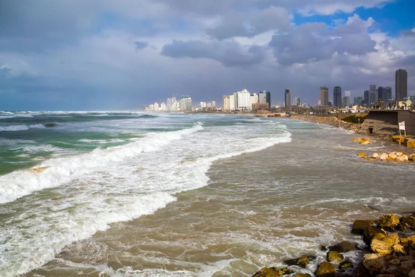 지중해에 폭풍이 텔아비브에는 거품으로 절벽이 무너져 내리는 파도가 있습니다 이스라엘에서는 — 스톡 사진