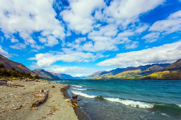 南の島 雲が空を飛んでいます ニュージーランドの美しい湖Wanaka カラフルな山々の間でAzure湖 活動的 生態学的 写真観光の概念 — ストック写真