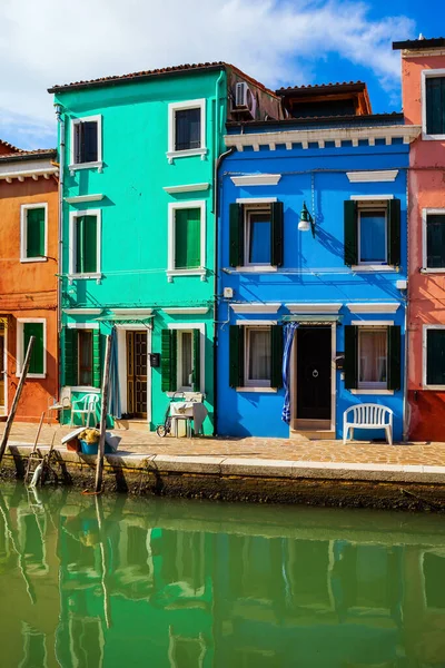 문화적 역사적 관광의 베니스 근처의 부르노 섬입니다 색상의 집들이 운하의 — 스톡 사진