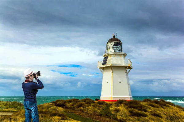 对新西兰的独立访问 瓦伊帕帕的雪白灯塔在地平线上清晰可见 在多云多风的日子里 南岛的风景很好 积极和摄影旅游的概念 — 图库照片