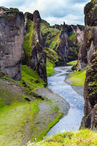 Cañón Más Misterioso Hermoso Islandia Fyadrarglyufur Canyon Acantilados Escarpados Están — Foto de Stock