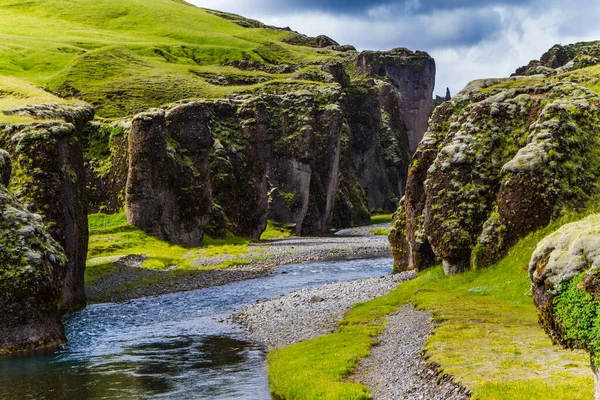 Fyadrarglyufur Kanyon Kezdete Izland Zöld Mohával Borított Meredek Sziklák Olvadt — Stock Fotó