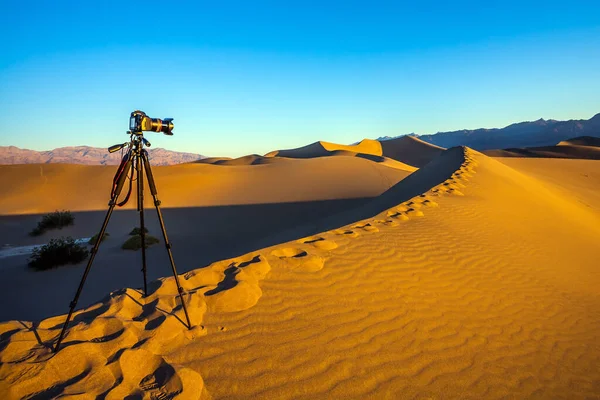 Штатив Камерой Установленной Вершине Дюны Сша Долина Смерти Утро Пустыни — стоковое фото