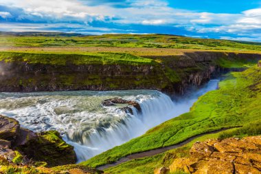 Güneşli bir yaz gününde rengarenk tundralar. İzlanda 'nın en güzel şelalesi Hvitau Nehri' ndeki Gullfoss. Ekstrem ve fototürizm kavramı