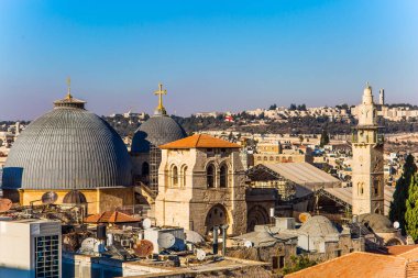 Kudüs 'ün çatıları. Altın haçlı Kutsal Mezar Tapınağı 'nın kubbeleri. Kuş bakışı. Tarihi, dini ve fotoğraf turizmi kavramı