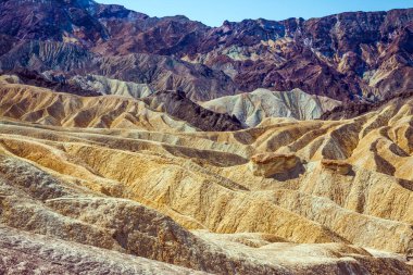 Çok renkli resimli günbatımı. Kaliforniya, ABD, Ölüm Vadisi 'ndeki Zabriskie Point. Muhteşem bir manzara ve çeşitli gölgeler. Aktif, aşırı ve fotoğraf turizmi kavramı