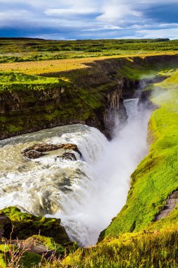 Güneybatı İzlanda. Gürültülü şelale buzlu buzul suyuyla beslenir. Ekstrem ve fotoğraf turizmi kavramı. Gullfoss 