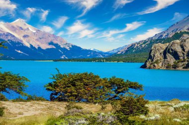 Los Glaciares Arjantin 'in en güzel doğal parkı. Gök mavisi suyu ve Patagonya 'nın çorak bozkırlarıyla dolu dev bir göl. Pampalar karla kaplı dağların etrafını sardı
