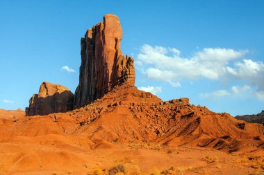Anıt Vadisi 'ndeki dev kaya fili. Kayalar - kırmızı kumtaşından yapılmış çıkıntılar. Kızıl Taş Vadisi 'nde parlak gün batımı. Aktif, çevresel ve fotoğraf turizmi kavramı