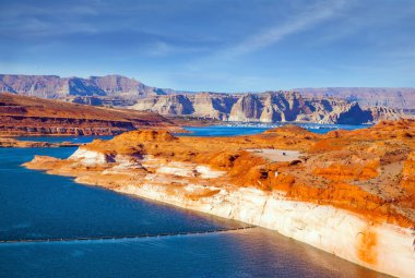 Hayattaki en iyi yolculuk. Amerika Birleşik Devletleri 'ndeki en büyük yapay kaynak Powell Gölü' dür. Glen Canyon Barajı, Arizona, Grand Canyon Vadisi 'nde. Etkin, ekolojik ve fotoğraf turizmi kavramı