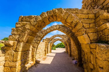 İsrail. Güneşli bir bahar günü. Caesarea Limanı 'nda kemerli yol. Caesarea antik şehrinin kalıntıları. Ekolojik ve tarihi turizm kavramı