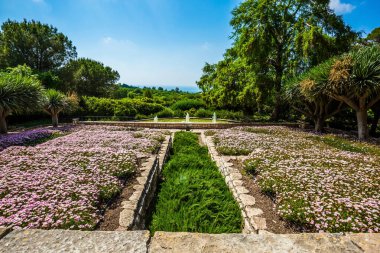 Parkın doğusundaki Cascade Garden 'da. Yeşil çiçek yatakları, deniz manzaralı bir dağın yamacına yerleştirilmiştir. İsrail 'deki Carmel Dağı' nın yamaçlarında muhteşem bir park.