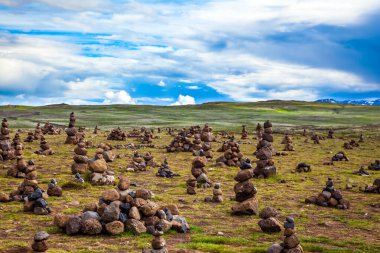 İzlanda 'nın sembolü taş piramitlerdir. Taş piramitler tarlası. Taş piramitler yolculukta iyi şans getirir. Bulutlu bir yaz günü. Aktif, ekolojik ve egzotik seyahat kavramı