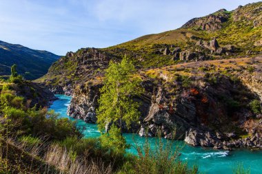 Erimiş buzul suyu ve sarp kayalık kıyılarıyla dağlık hızlı bir nehir. Yeni Zelanda 'nın manzaralı yerleri. Ekolojik, ekolojik ve fotoğraf turizmi kavramı