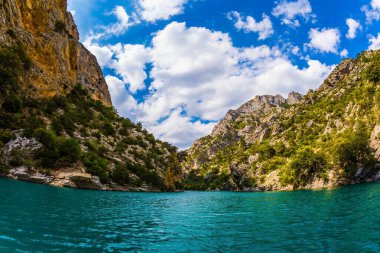 Verdon Kanyonu 'nun sarp kayalıkları arasındaki nehir akıntısı. Gök mavisi sularda büyüleyici bir yolculuk. Verdon Nehri, Provence Alpleri, Fransa. Ekolojik ve aktif turizm kavramı